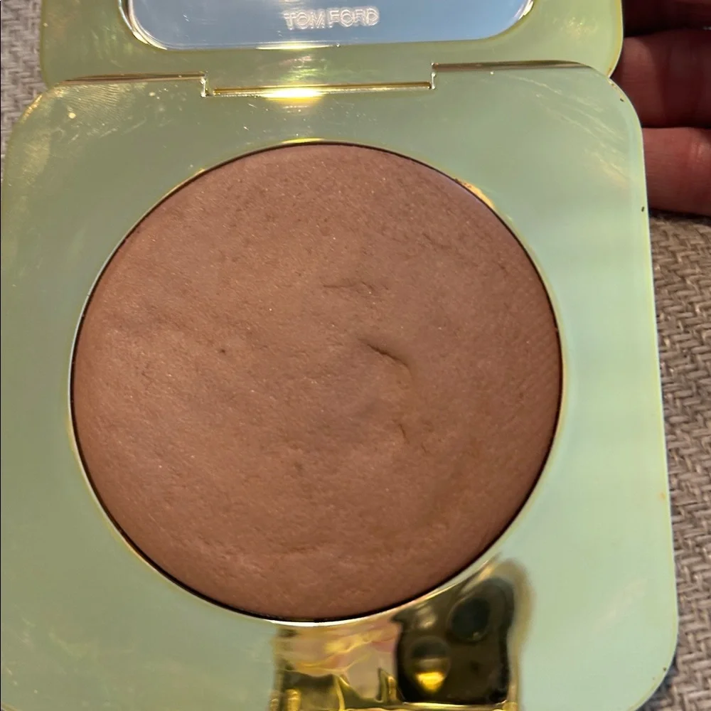 Tom Ford Radiant Bronzer in Gold Case - Picture 2 of 5